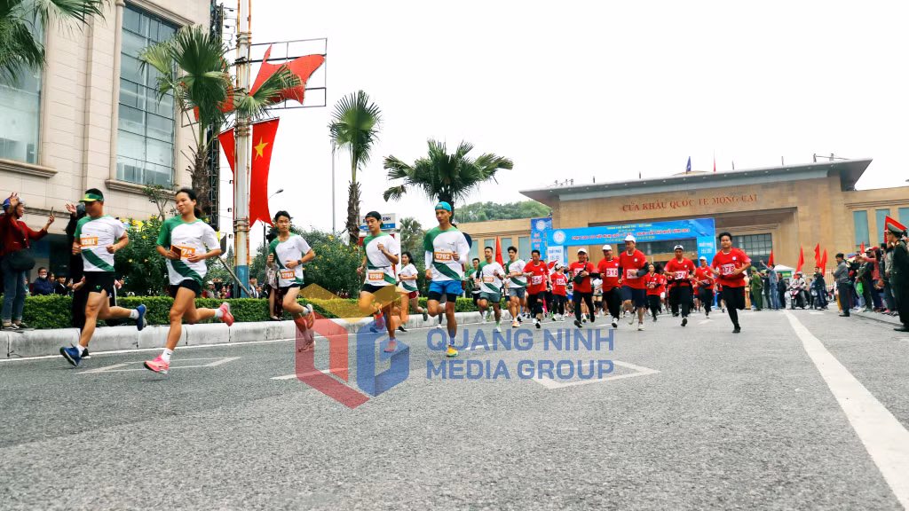 2023-12_Giải chạy giao lưu hữu nghị Việt Nam và Trung Quốc trong khuôn khổ Hội chợ Thương mại, Du lịch Quốc tế Việt - Trung lần thứ 15 năm 2023.. Ảnh Hà Phong