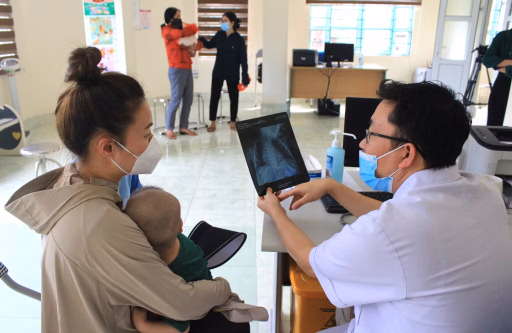 Bác sĩ Bệnh viện Sản Nhi Quảng Ninh khám bệnh cho trẻ nhỏ. Ảnh: Nguyễn Trang