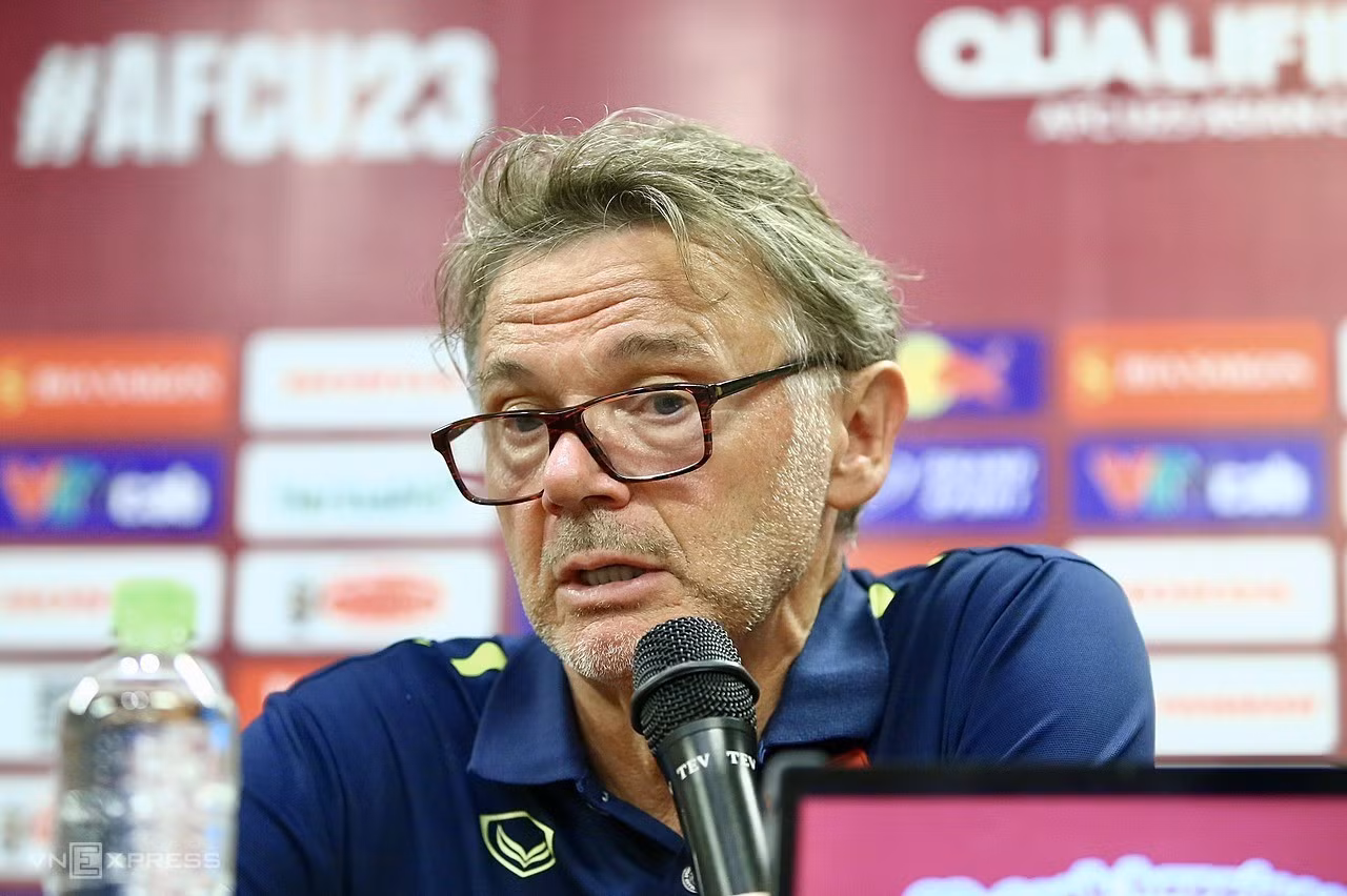 HLV Troussier họp báo sau trận thắng Yemen 1-0 trên sân Việt Trì tối 9/9 ở vòng loại bảng C giải U23 châu Á 2024. Ảnh: Hiếu LươngHLV Troussier họp báo sau trận thắng Yemen 1-0 trên sân Việt Trì tối 9/9 ở vòng loại bảng C giải U23 châu Á 2024. Ảnh: Hiếu Lương