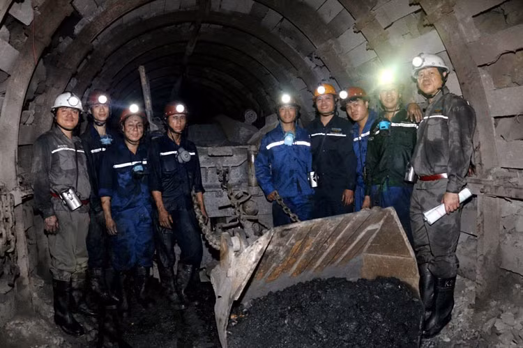 Phân xưởng Đào lò 3 sử dụng máy xúc đá XD32 và cầu chuyển tải trong thi công các công trình. Ảnh: CTV