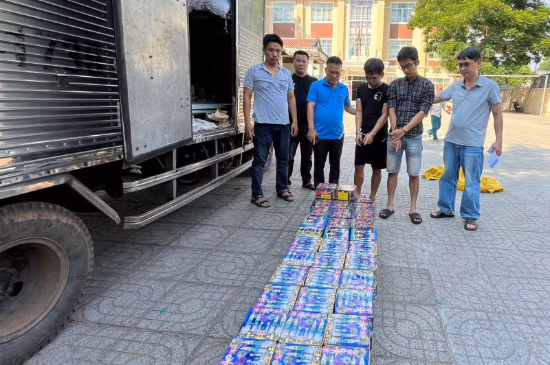 Phan Văn Tiến và Đặng Phan Bảo Trung bị bắt giữ cùng tang vật.