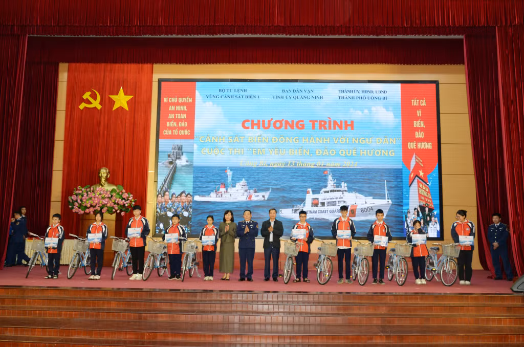30 chiếc xe đạp được trao tặng cho các em học sinh có hoàn cảnh khó khăn, đạt thành tích cao trong học tập.