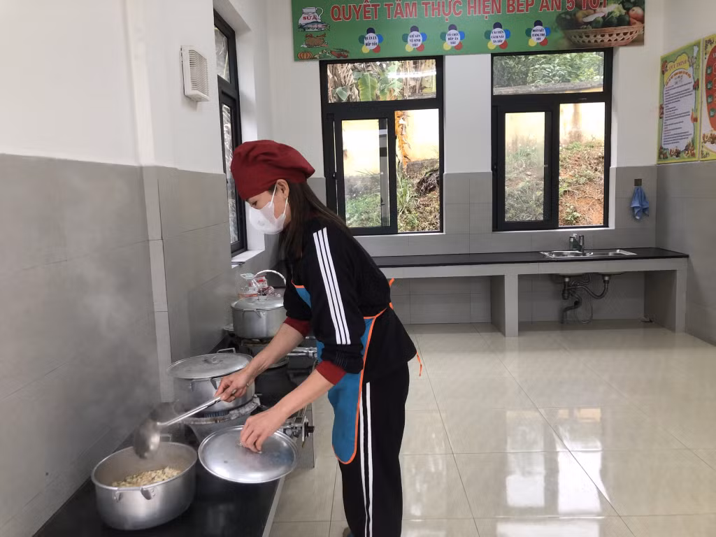 Các trường có tổ chức bán trú đặc biệt quan tâm bảo đảm cơm, thức ăn, nước uống nóng sốt. Ảnh chụp nhân viên nấu ăn cho trẻ tại Điểm trường Thác Cát, Trường Mầm non Hòa Bình (xã Hòa Bình, TP Hạ Long) ngày 23/1. Ảnh: Nhà trường cung cấp