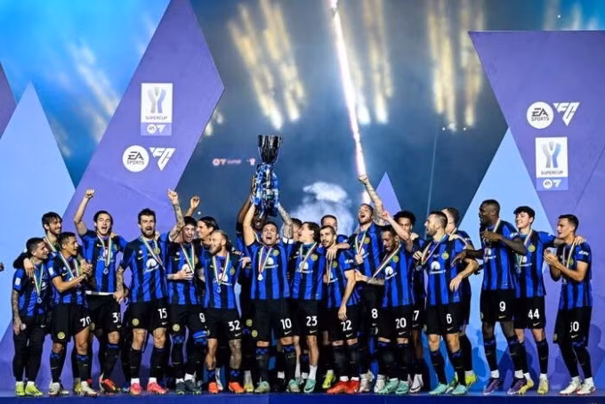 Lautaro nâng Siêu Cup Italy cùng đồng đội trên sân KSU, Arab Saudi tối 22/1. Ảnh: Reuters