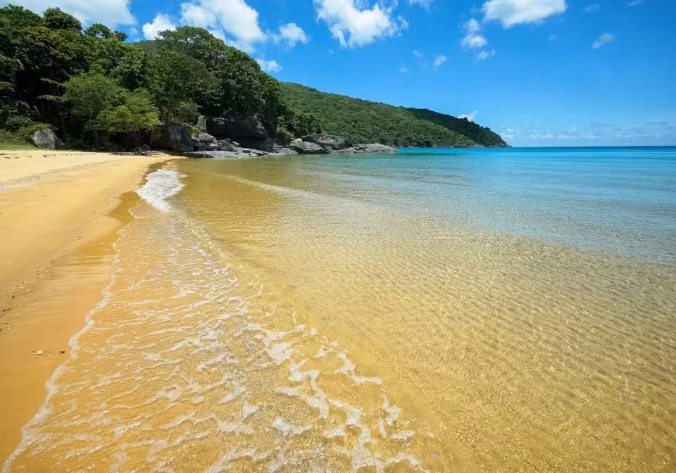 Côn Đảo (Bà Rịa - Vũng Tàu) đang nổi lên như một "ngôi sao" trong cộng đồng du lịch, đặc biệt là những người tìm kiếm một vẻ đẹp tự nhiên hoang sơ. Bên cạnh những cảnh quan tuyệt đẹp, hòn đảo này còn nổi tiếng với lịch sử đáng quan tâm. Hòn đảo từng là một tổ hợp nhà tù khổng lồ do quân đội Pháp và Mỹ sử dụng để giam giữ binh lính. Côn Đảo đang ngày càng trở nên phổ biến đối với khách du lịch quốc tế do bầu không khí yên tĩnh và môi trường hoang sơ.