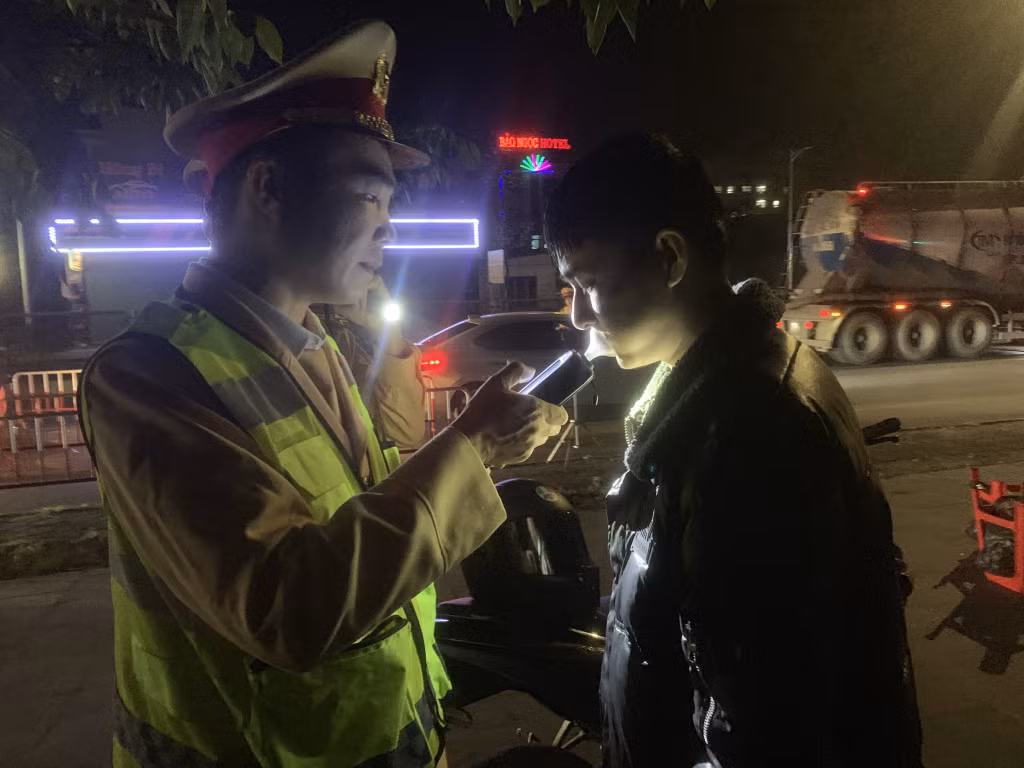 Đội CSGT đường bộ số 1, kiểm tra nồng độ cồn người điều khiển phương tiện tham gia giao thông.