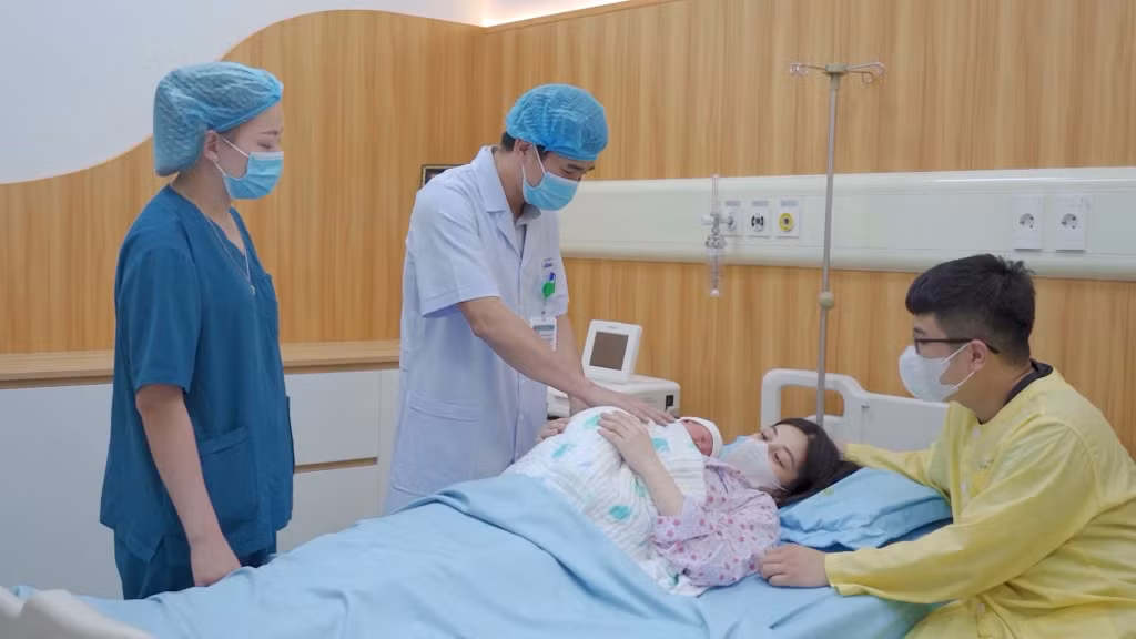 Bác sĩ thăm khám cho sản phụ sau sinh tại "Phòng sinh thân thiện", Bệnh viện Sản Nhi Quảng Ninh.