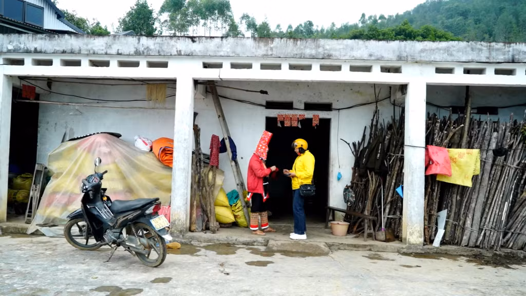 Chị An chuyển thư cho một hộ dân ở bản Phạt Chỉ, xã Đồng Văn.