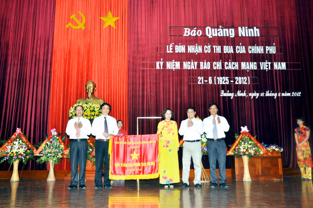 Bí thư Tỉnh uỷ Phạm Minh Chính (Nay là Thủ tướng Chính phủ) trao cờ đơn vị dẫn đầu thi đua của Chính phủ cho cán bộ, phóng viên, nhân viên Báo Quảng Ninh ngày 21/6/2012. Ảnh Đỗ Phương