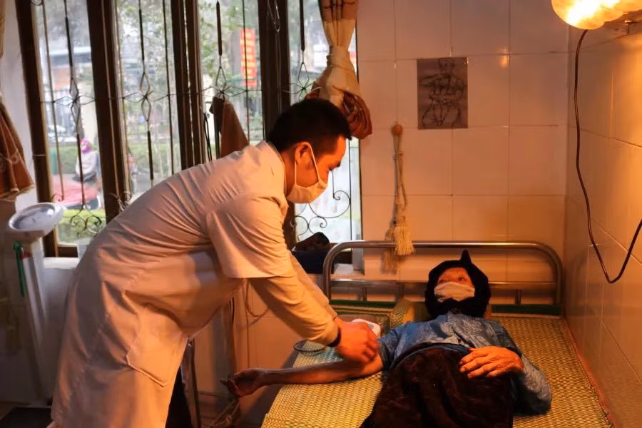 Cơ sở khám chữa bệnh trang bị đèn sưởi phòng chống rét tại buồng bệnh trong ngày lạnh.