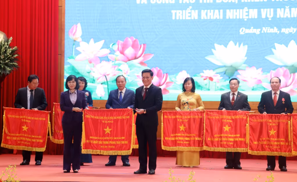 Đồng chí Trịnh Thị Minh Thanh, Phó Bí thư Thường trực Tỉnh ủy trao Cờ thi đua của Chính phủ cho các tập thể.