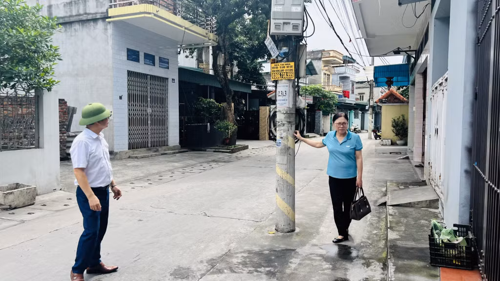 Cột điện nằm "chình ình" trên tuyến đường phố Vĩnh Trung, phường Mạo Khê, TX Đông Triều.
