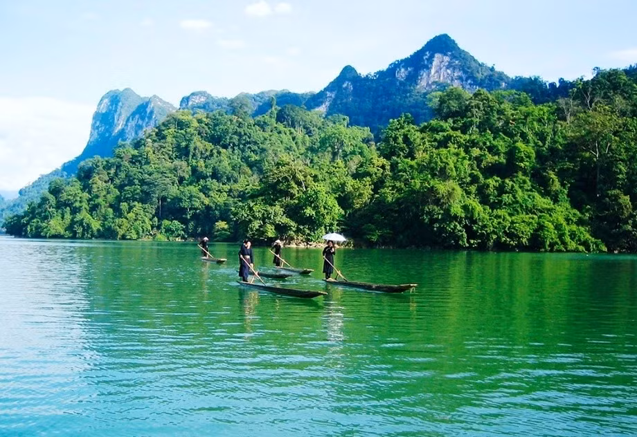 Hồ Ba Bể thuộc tỉnh Bắc Kạn, một tỉnh phía đông bắc của Việt Nam, cách Hà Nội khoảng 164 km. Thiên nhiên ban tặng Bắc Kạn viên ngọc quý Ba Bể với một hồ nước trong xanh và yên bình, mang đến cho du khách sự rung cảm dễ chịu. Hồ Ba Bể không nằm riêng lẻ một mình. Hồ nằm trong Vườn quốc gia Ba Bể - nơi có hệ động thực vật đa dạng, bao gồm các loài quý hiếm chẳng hạn vịt gỗ cánh trắng. Du khách có thể khám phá con đường mòn tuyệt đẹp trong Vườn và thác nước ẩn mình trong rừng sâu, hang động và ngôi làng dân tộc thiểu số truyền thống.