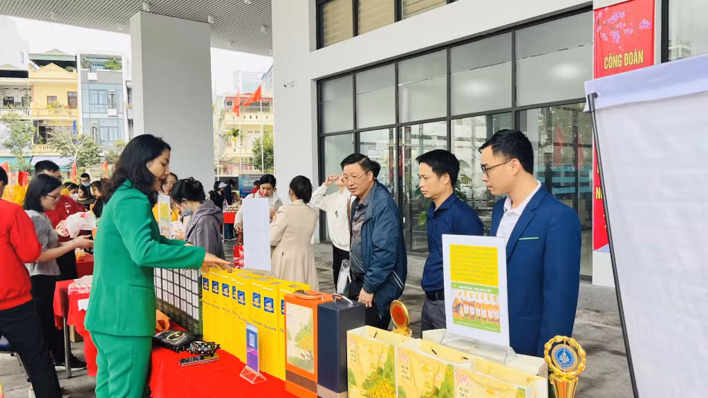 12 gian hàng giảm giá phục vụ nhân viên, người lao động.