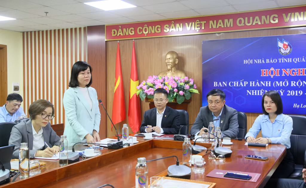 Đồng chí Phạm Thùy Dương, Phó Trưởng Ban Tuyên giáo Tỉnh ủy phát biểu tại hội nghị.