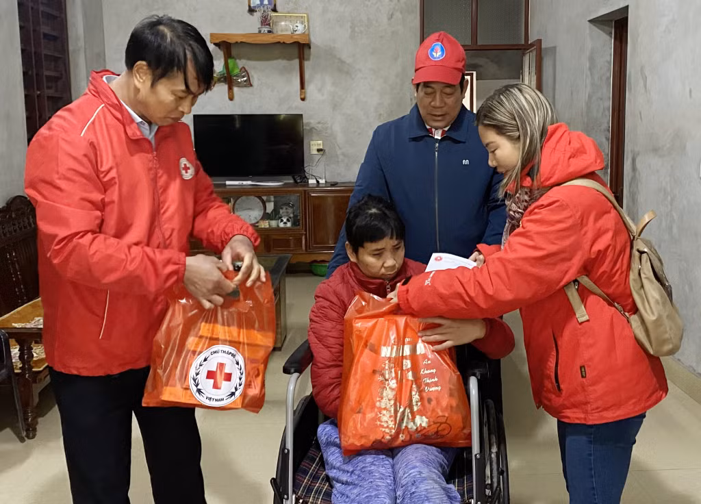 Lãnh đạo Hội Chữ thập đỏ huyện Vân Đồn và Chủ nhiệm Câu lạc bộ Ngân hàng máu sống 24h Quảng Ninh tặng quà và xe lăn cho chị Phạm Thị Trang khuyết tật nặng tại thôn Ngọc Nam (xã Ngọc Vừng, huyện Vân Đồn).
