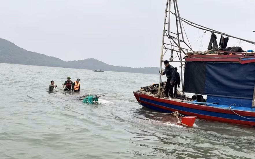 CBCS Đồn Biên phòng Trà Cổ tham gia ứng cứu, hỗ trợ ngư dân bị đắm tàu trên biển tháng 2/2023.