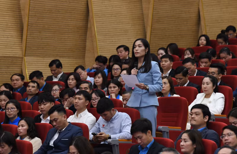 Cử tri phát biểu tại cuộc tiếp xúc. Ảnh: Lâm Hiển