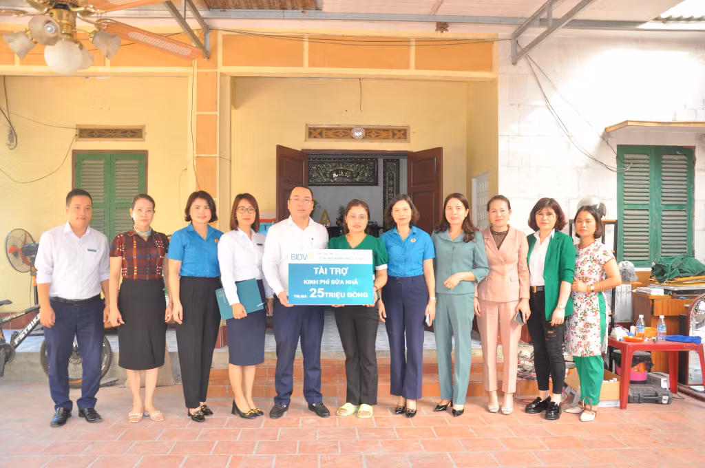 Ngân hàng BIDV-chi nhánh Hạ Long cùng LĐLĐ TP Hạ Long trao hỗ trợ sửa nhà cho chị Bùi Thị Thu Thủy.