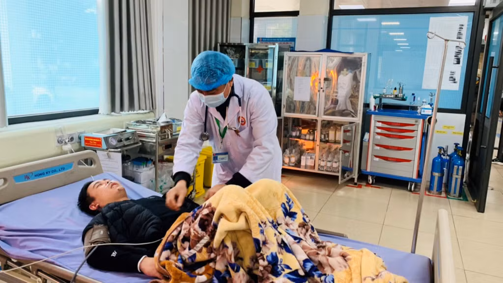 Bác sĩ Bệnh viện Đa khoa khu vực Cẩm Phả khám bệnh cho bệnh nhân cấp cứu.