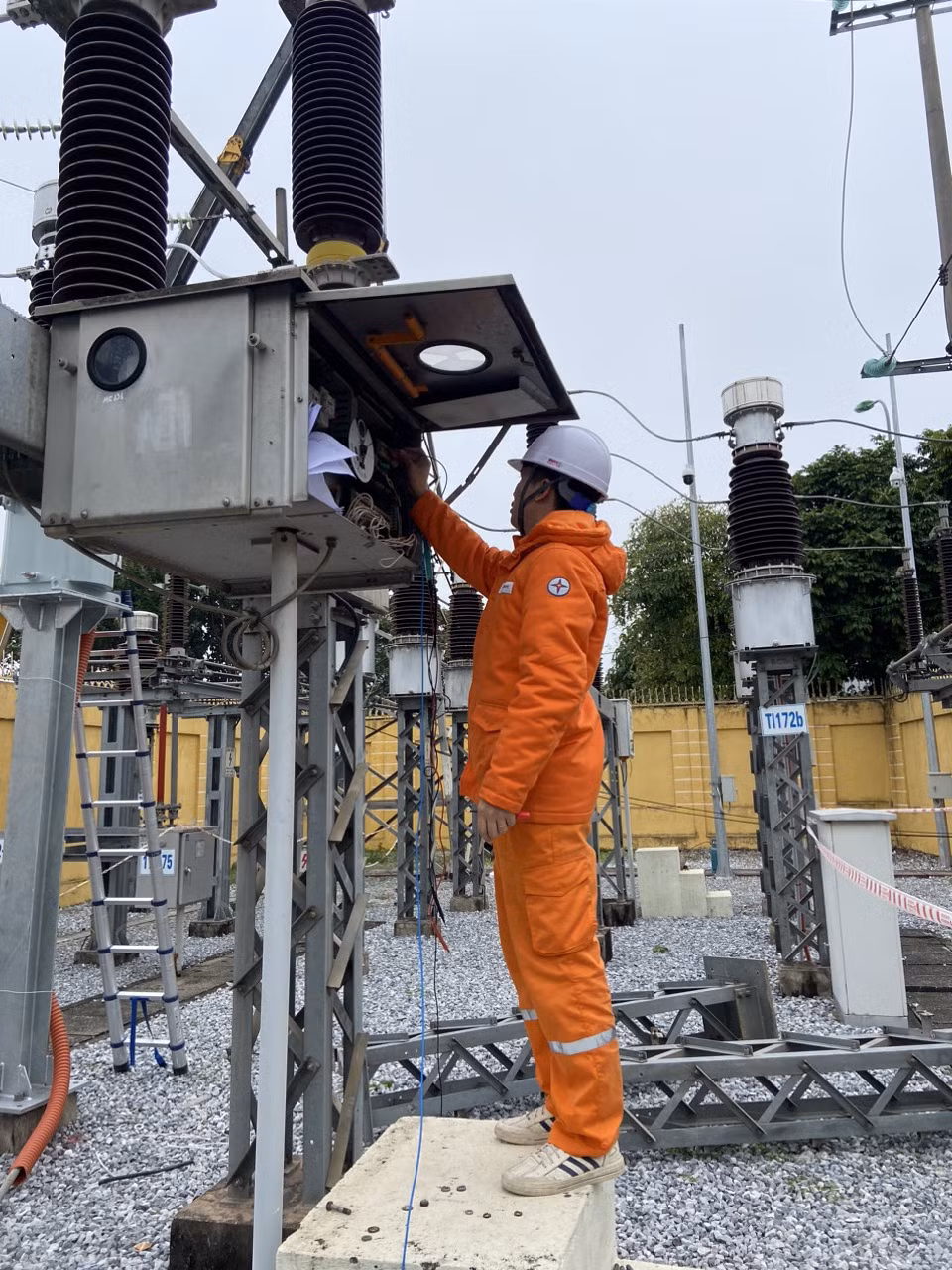 Công nhân Đội Quản lý vận hành lưới điện cao thế Quảng Ninh (Công ty Điện lực Quảng Ninh) kiểm định thiết bị để nghiệm thu đóng điện công trình. Ảnh đơn vị cung cấp