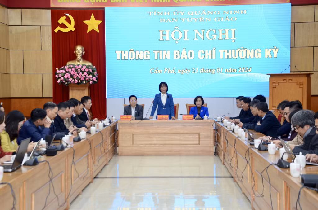 Đồng chí Nguyễn Thị Kim Nhàn, Phó Ban Tuyên giáo Tỉnh ủy, phát biểu tại hội nghị.