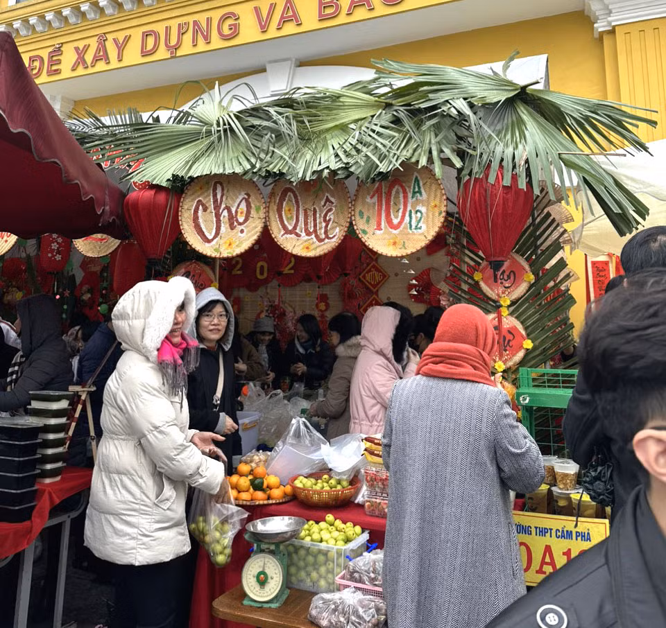 Hội chợ còn là sân chơi của các em học sinh và phụ huynh, tạo sự gắn kết giữa gia đình và nhà trường.