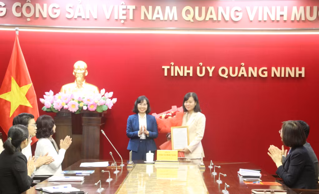Đồng chí Trịnh Thị Minh Thanh, Phó Bí thư Thường trực Tỉnh ủy trao quyết định điều động và bổ nhiệm có thời hạn đồng chí Phạm Thùy Dương, Phó trưởng Ban Tuyên giáo Tỉnh ủy giữ chức vụ Hiệu trưởng Trường Đào tạo cán bộ Nguyễn Văn Cừ.