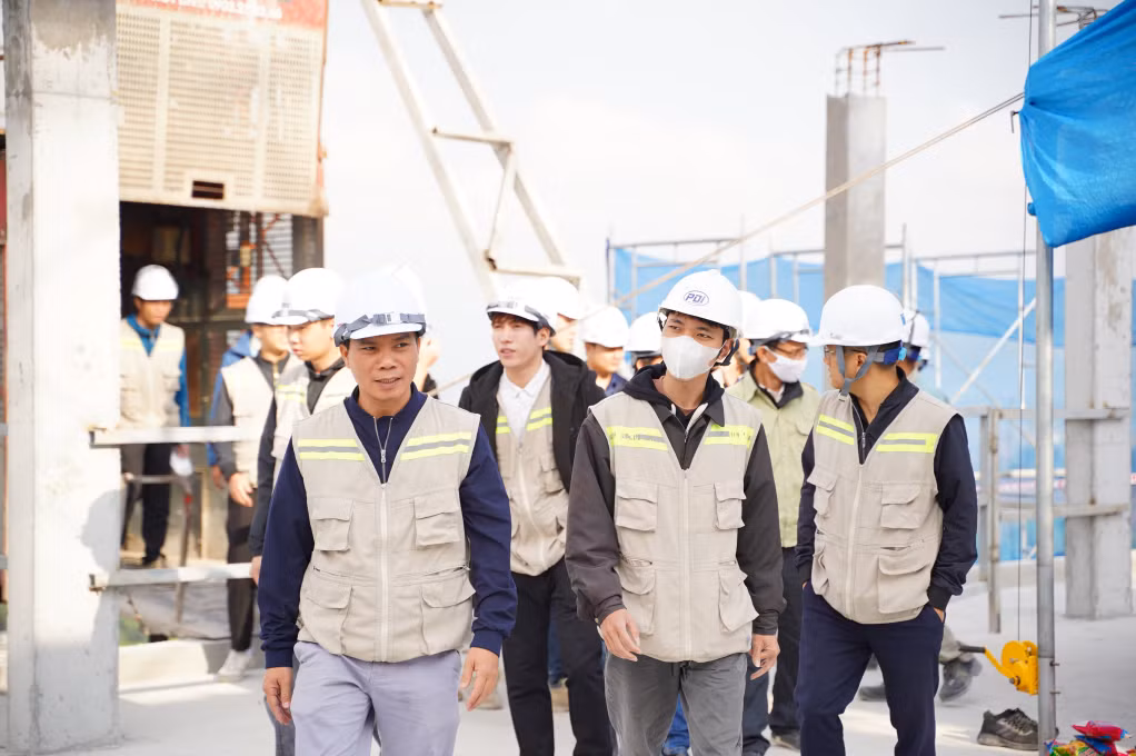 Được khởi công xây dựng từ tháng 10/2022, trải qua hàng nghìn giờ thi công an toàn với sự nỗ lực không ngừng nghỉ của đội ngũ thi công, đơn vị tư vấn, các kỹ sư, công nhân giàu kinh nghiệm, dự án GHomes Ha Long đã chính thức được cất nóc.
