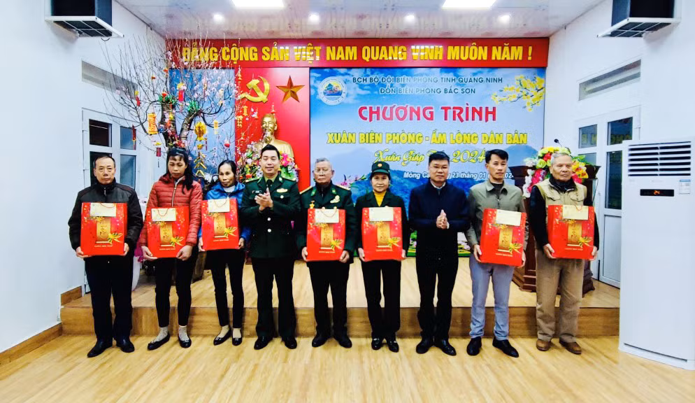 Lãnh đạo Đồn BP Bắc Sơn tặng quà cho gia đình chính sách, người có công và hộ dân có hoàn cảnh khó khăn. 
