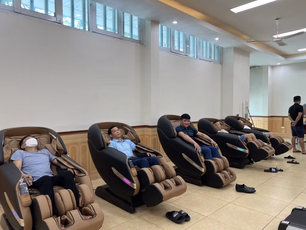 Thợ mỏ Công ty CP Than Vàng Danh thư giãn sau giờ làm việc trong khuôn viên khu chung cư.