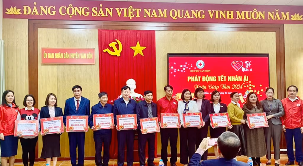 Đại diện các cơ quan, đơn vị, doanh nghiệp trên địa bàn huyện Vân Đồn ủng hộ 
