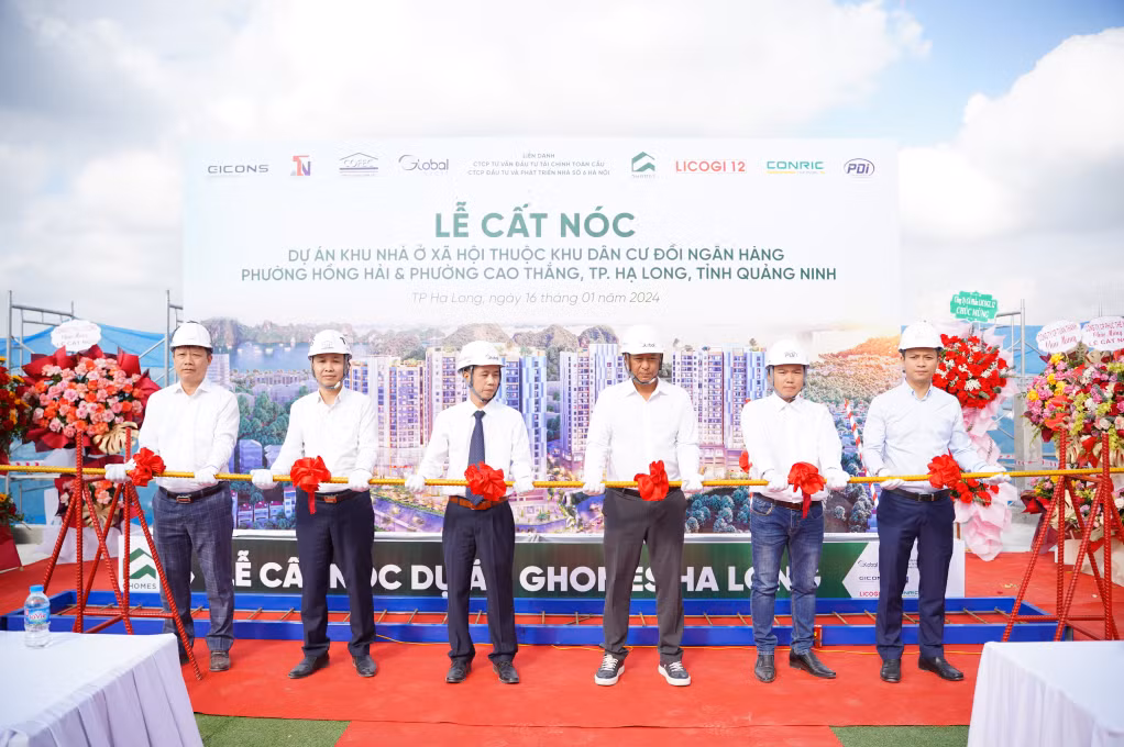 Buổi lễ cất nóc nhà ở xã hội GHomes Ha Long diễn ra trong không khí trang trọng và ý nghĩa, thể hiện năng lực, uy tín của chủ đầu tư trong việc thực hiện cam kết với khách hàng về tiến độ dự án.