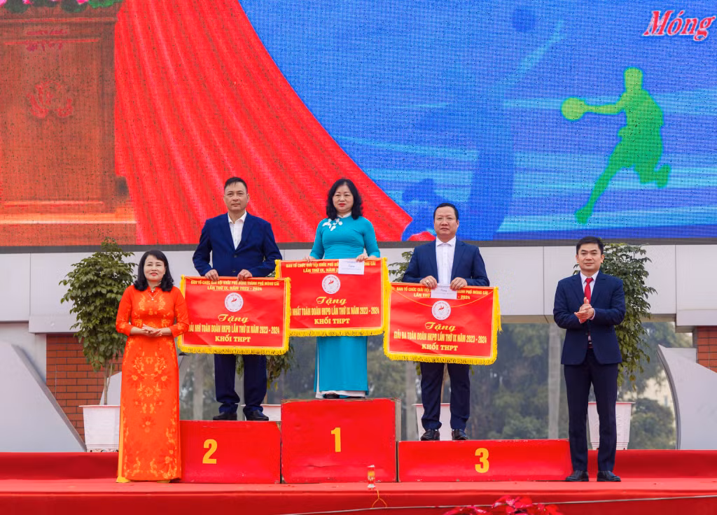 Ban Tổ chức trao giải cho các đoàn