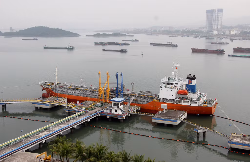 Tàu chở xăng dầu cập cảng B12 (TP Hạ Long). Ảnh: Mạnh Trường