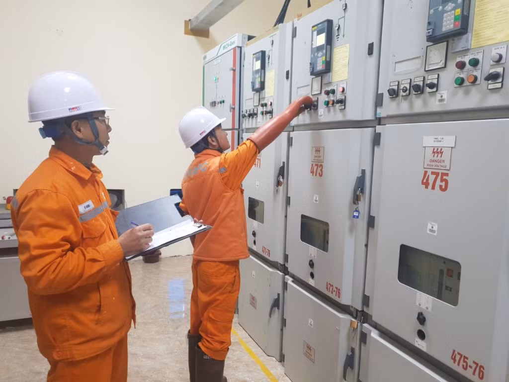 Công nhân Đội Quản lý vận hành lưới điện cao thế Quảng Ninh (Công ty Điện lực Quảng Ninh) thao tác đóng điện MBA T1 63 kVA -110/22 kV TBA 110 kV Móng Cái. Ảnh đo đơn vị cung cấp
