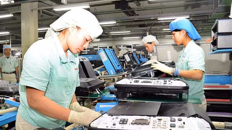 Sản xuất các sản phẩm điện tử tại Công ty TNHH Canon Việt Nam, Khu công nghiệp Thăng Long, Hà Nội. (Ảnh ĐĂNG ANH)