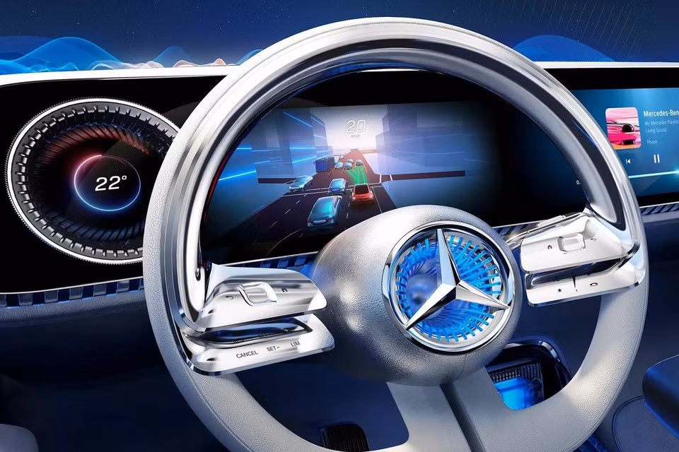 Hệ thống định vị MBUX Surround Navigation lần đầu tiên xuất hiện cùng MB.OS mới, hiển thị đồ họa chi tiết các phương tiện, người đi bộ, thời gian, thời tiết, kiến trúc xung quanh xe... nhằm đưa ra những hướng dẫn tối ưu cho hành trình.