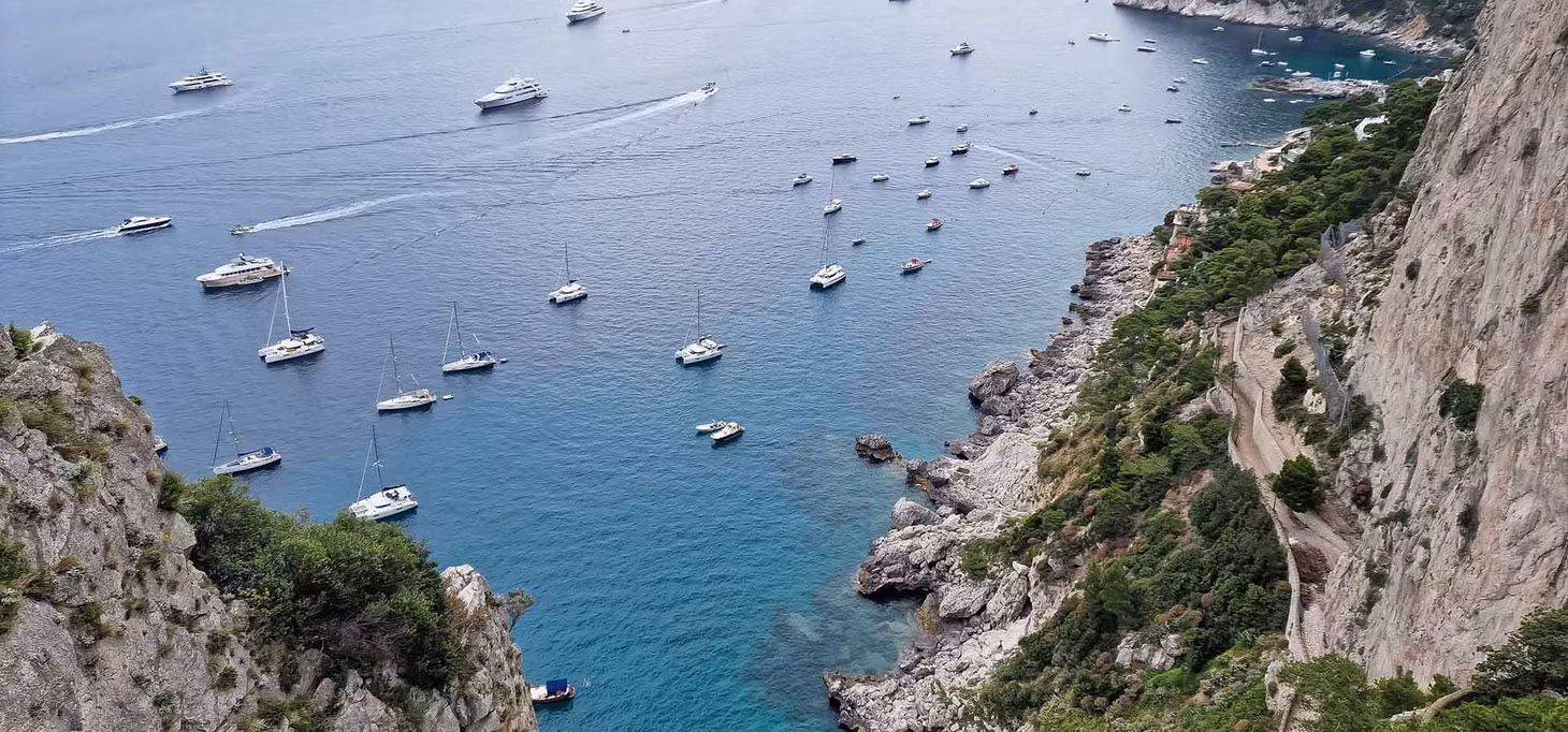Tại đảo Capri, du khách có thể bơi lội dưới làn nước xanh ngọc bích đặc trưng của vùng biển Địa Trung Hải. Ảnh: Nguyễn Tất Thịnh