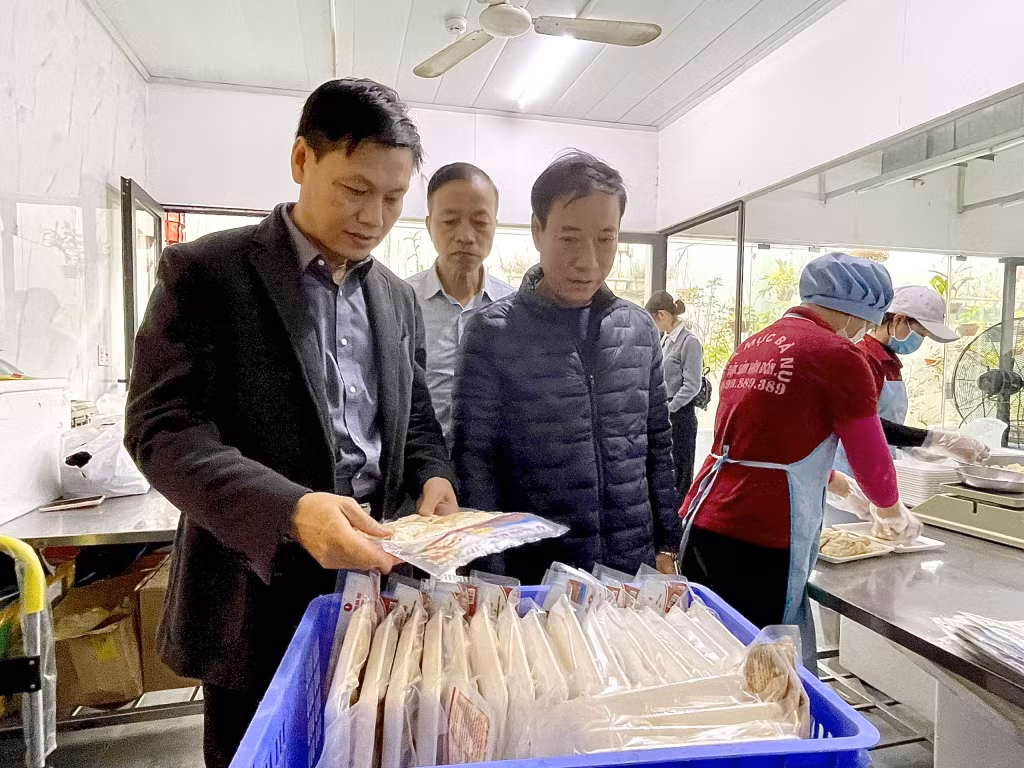 Đoàn kiểm tra liên ngành ATTP số 3 do Sở NN&amp;PTNT làm trưởng đoàn kiểm tra tại các cơ sở sản xuất, kinh doanh buôn bán trên địa bàn huyện Vân Đồn.