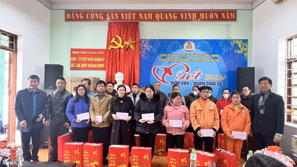 Lãnh đạo Công đoàn GTVT Việt Nam tặng quà cho CNLĐ tại Tết sum vầy 2024.