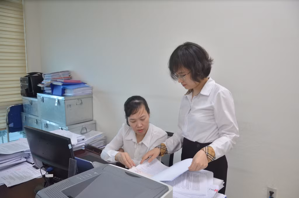 Cán bộ Ban Tổ chức Thành ủy Cẩm Phả trao đổi công việc về nội dung phát triển đảng viên. Ảnh: Lan Anh