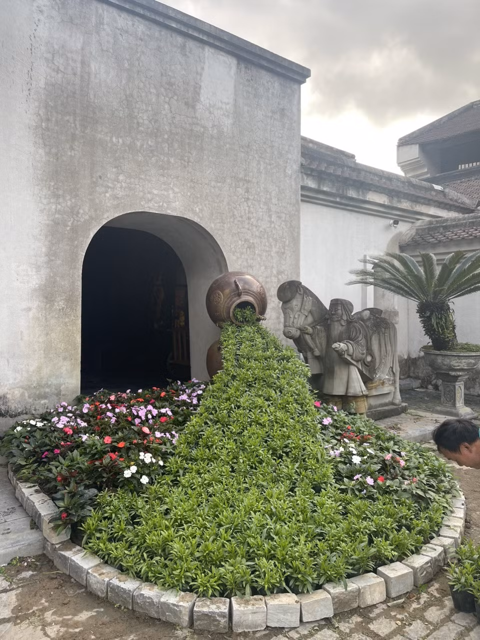 Suối hoa tại khu vực Trung tâm Văn hoá Trúc Lâm Yên Tử.