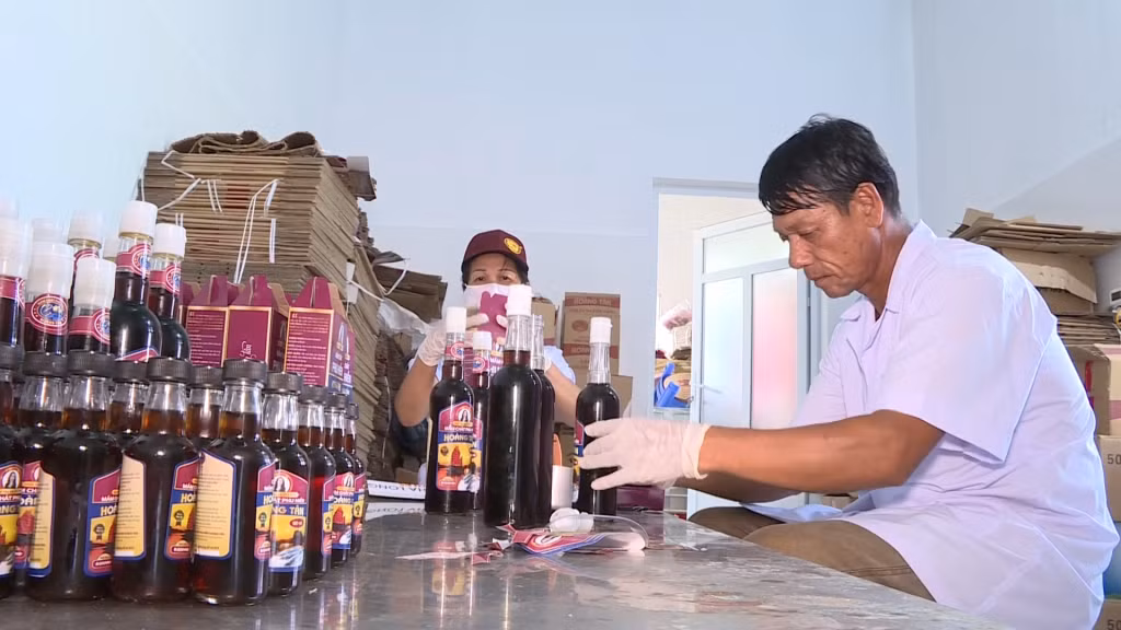 HTX Chế biến mắm chắt Phu Hiền (TX Quảng Yên) đang đóng bao bì, nhãn mác chuẩn bị hàng đưa ra thị trường Tết.