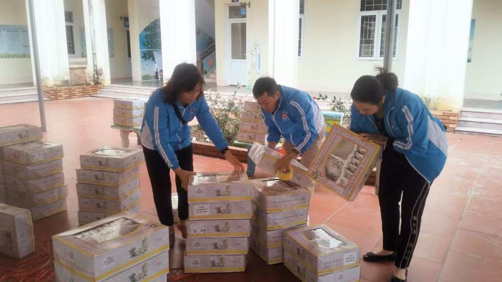 Các thành viên CLB Thiện nguyện Nhân ái Móng Cái chuẩn bị hàng hóa cho phiên "Chợ Tết 0 đồng" lần thứ 6, năm 2024.