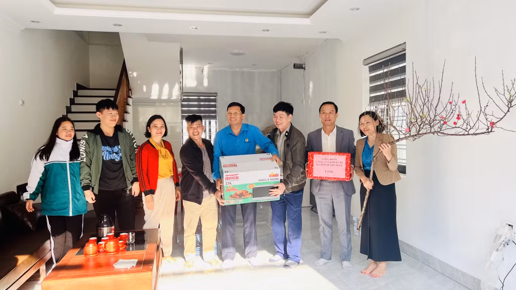 Công đoàn ngành, Công đoàn Công ty CP Xe khách Quảng Ninh và các doanh nghiệp trao tặng quà cho gia đình anh Trung nhân dịp về nhà mới.