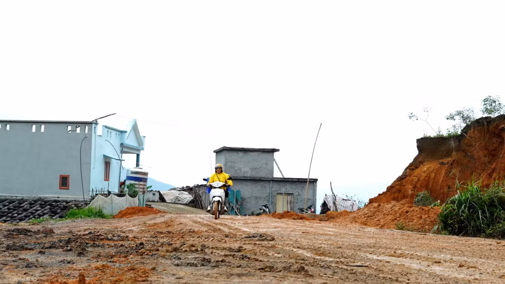 Hằng ngày, chị An phải vượt gần 30km đưa thư báo, bưu phẩm cho người dân ở các thôn bản.