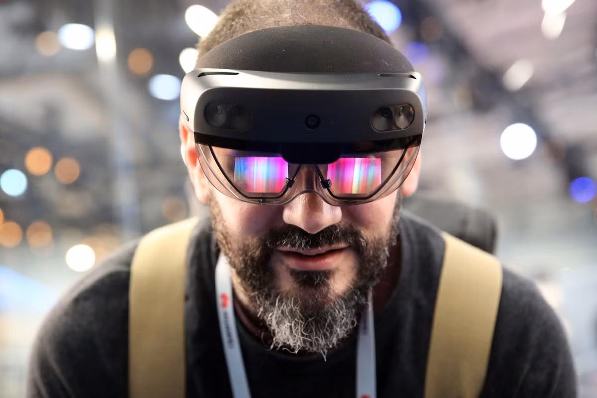 Các hãng khác gắn pin vào thắt lưng hoặc tích hợp trong chính bộ kính. Ảnh: Magic Leap, Bloomberg.