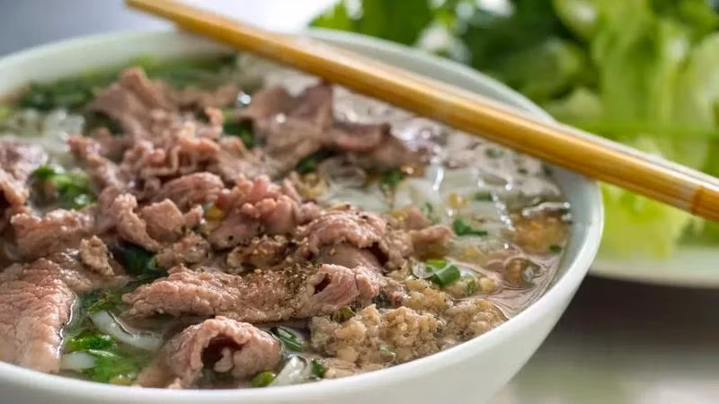 “Một tô phở bò chắc chắn sẽ chữa lành mọi bệnh tật của bạn” (Ảnh: CNN)