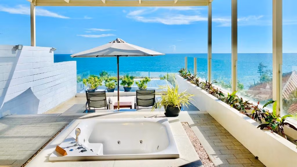 Ở đâu? TP Phan Thiết phát triển nhiều loại hình lưu trú từ homestay, nhà nghỉ, khách sạn, khu nghỉ dưỡng... tùy túi tiền, du khách có thể lựa chọn cơ sở lưu trú. Chi phí lưu trú từ 200.000 đồng/phòng.